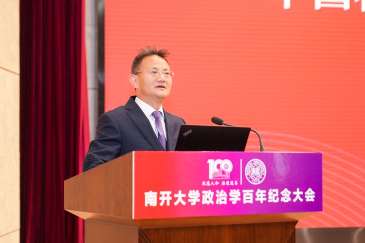 纪念大会在庄严的国歌声中拉开帷幕